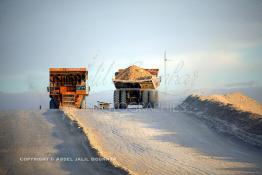 Image du Maroc Professionnelle de  Les camions s'activent à la mine de Boucraa de L'Office chérifien des phosphates. Le Groupe OCP est une société anonyme fondée en 1920 et domiciliée au Maroc. OCP S.A est le Leader mondial de l'industrie du phosphate, Mardi 8 Février 2005. (Photo / Abdeljalil Bounhar) 